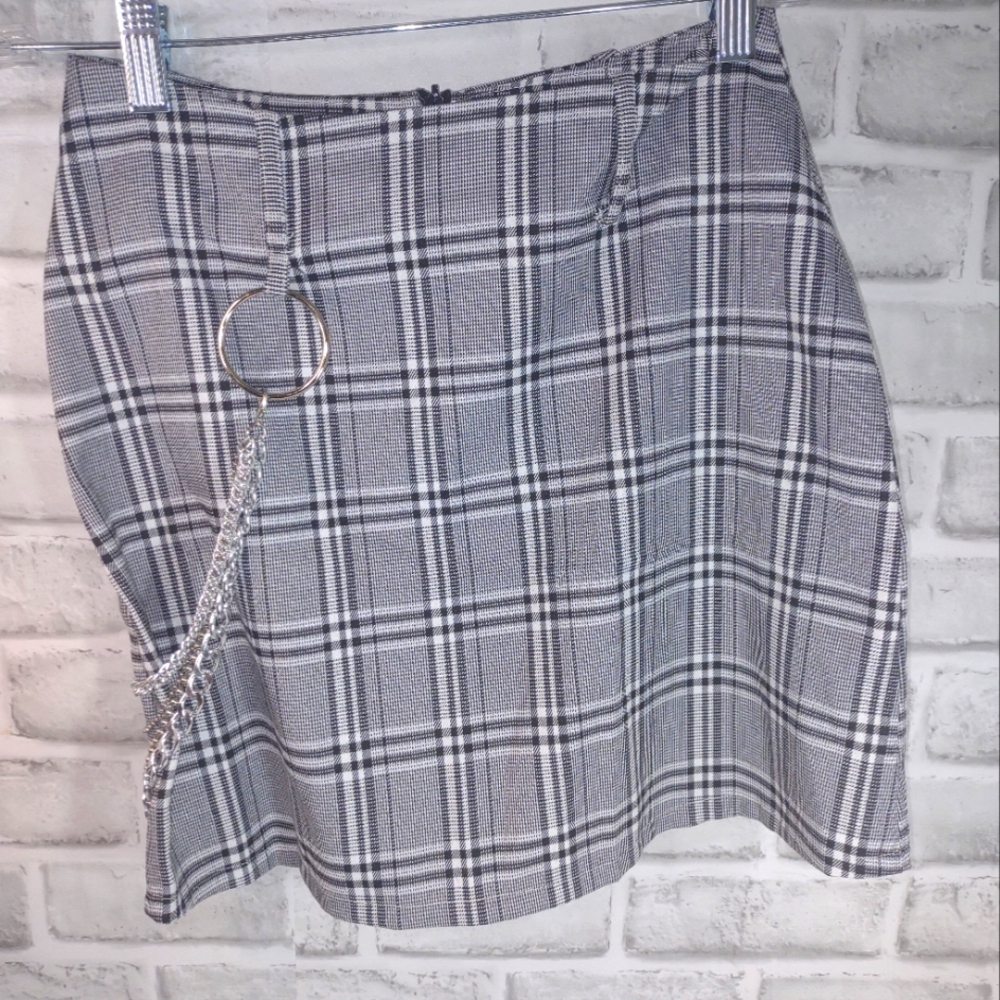 Small Plaid Gray Skirt with Chain Detail